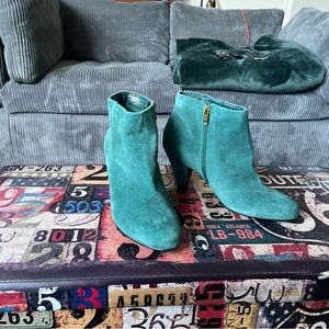 Women’s ankle boot. Zip closure.